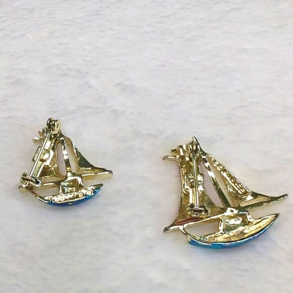 Vintage Gerry's 1980's Goldtone and Enamel Sailboat Scatter Pins/Brooches - Picture 6 of 11